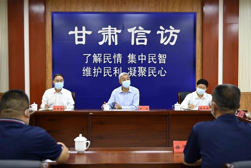 尹弘在接待来访群众并现场办公1.jpg