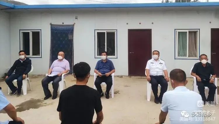 马德智主持召开果园镇八仙口卡点交通检疫工作会议1.jpg 马德智主持召开果园镇八仙口卡点交通检疫工作会议1.jpg